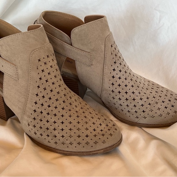 Size 12 Maurices Booties Boots tan beige EUC - Picture 9 of 10